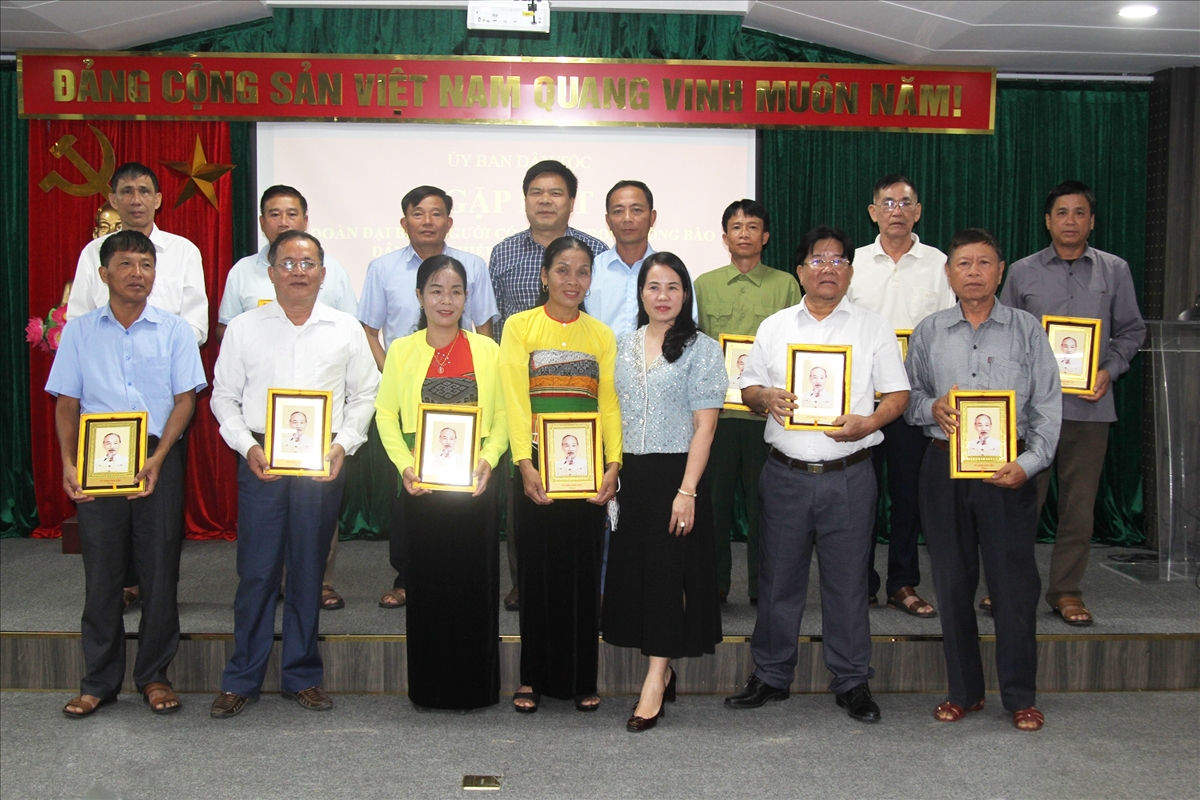Bà Lương Thị Việt Yến tặng quà lưu niệm của UBDT cho các thành viên trong Đoàn