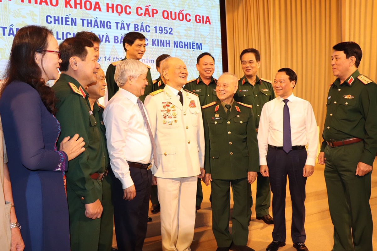 Đại tướng Lương Cường (ngoài cùng bên phải) và các đại biểu trao đổi bên lề Hội thảo