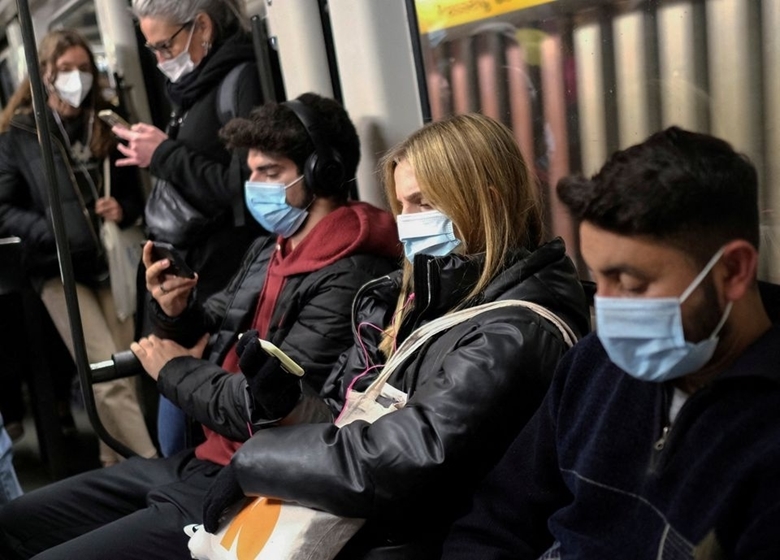 Hành khách trên một xe điện ngầm tại Barcelona (Tây Ban Nha) đeo khẩu trang đề phòng lây nhiễm COVID-19. (Ảnh: Reuters)