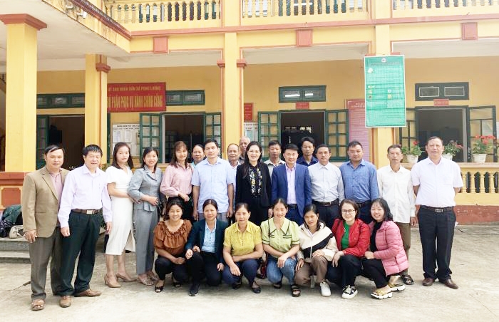 Đoàn tham quan, học tập chụp ảnh lưu niệm tại xã Púng Luông, huyện Mù Cang Chải