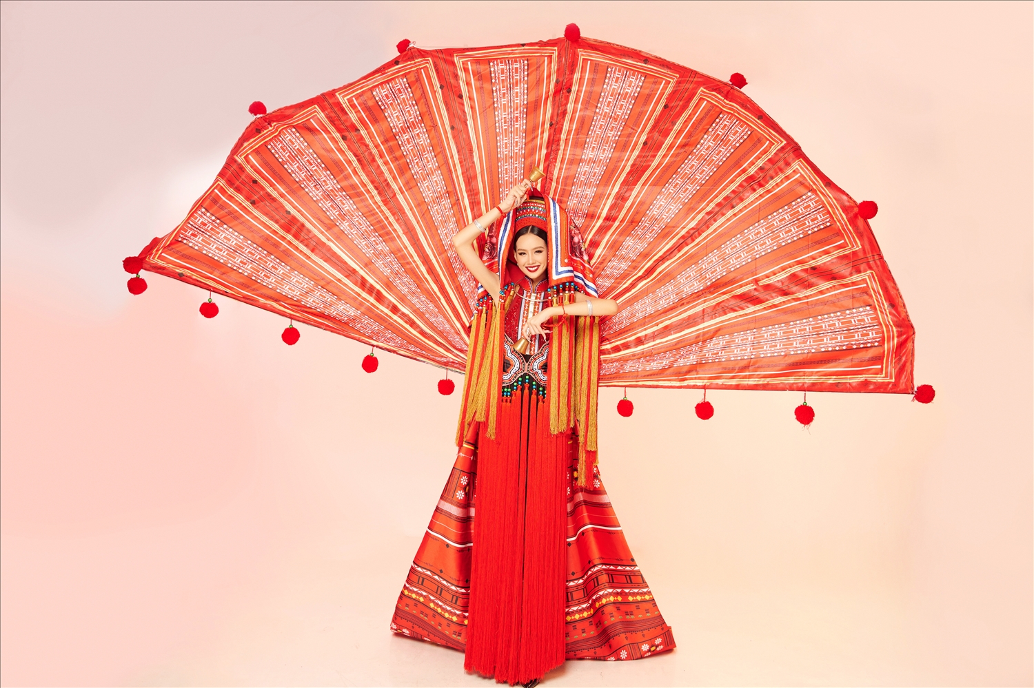 Bảo Ngọc nổi bật với bộ trang phục mang tên "Cô em Dao Đỏ" của nhà thiết kế trẻ Phạm Minh Hiếu.