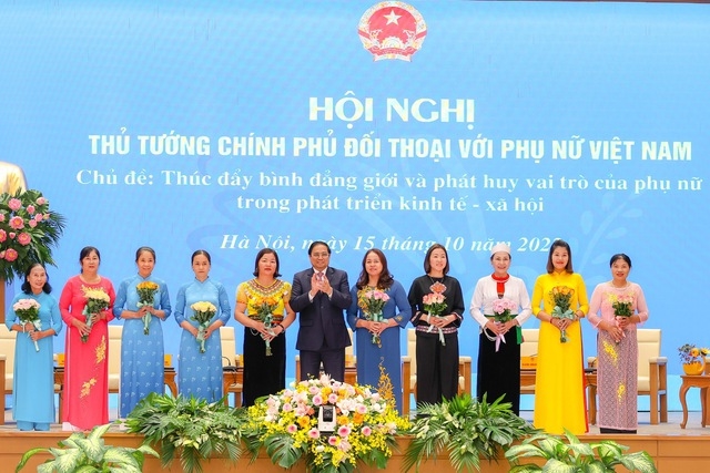 Thủ tướng tặng hoa các đại biểu tham dự Hội nghị - Ảnh: VGP/Nhật Bắc