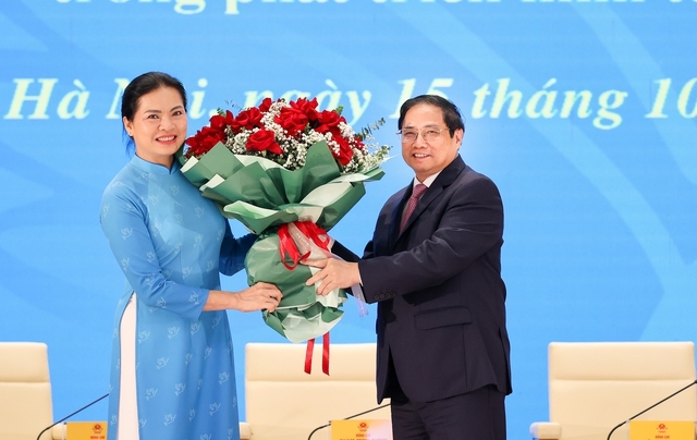 Thủ tướng Phạm Minh Chính tặng hoa chúc mừng lãnh đạo Hội Liên hiệp phụ nữ Việt Nam - Ảnh: VGP/Nhật Bắc