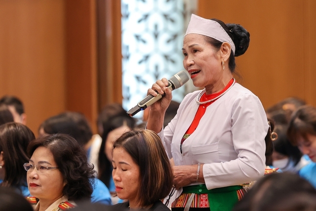 Chị Nguyễn Thị Bình, người dân tộc Mường, Chủ nhiệm Hợp tác xã Bản Dao tỉnh Hòa Bình đặt câu hỏi tại Hội nghị - Ảnh: VGP/Nhật Bắc