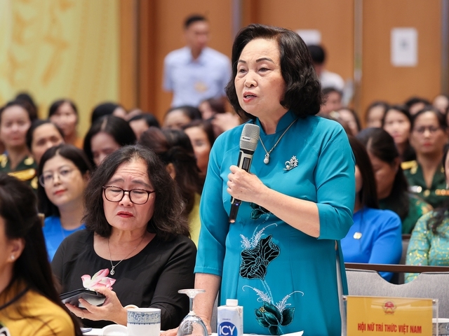 GS.TS. Lê Thị Hợp, Chủ tịch Hội Nữ trí thức Việt Nam đặt câu hỏi về giải pháp nhằm thu hút và sử dụng nhà khoa học nữ trong thời gian tới tham gia tích cực hơn nữa vào sự nghiệp phát triển kinh tế-xã hội đất nước - Ảnh: VGP/Nhật Bắc