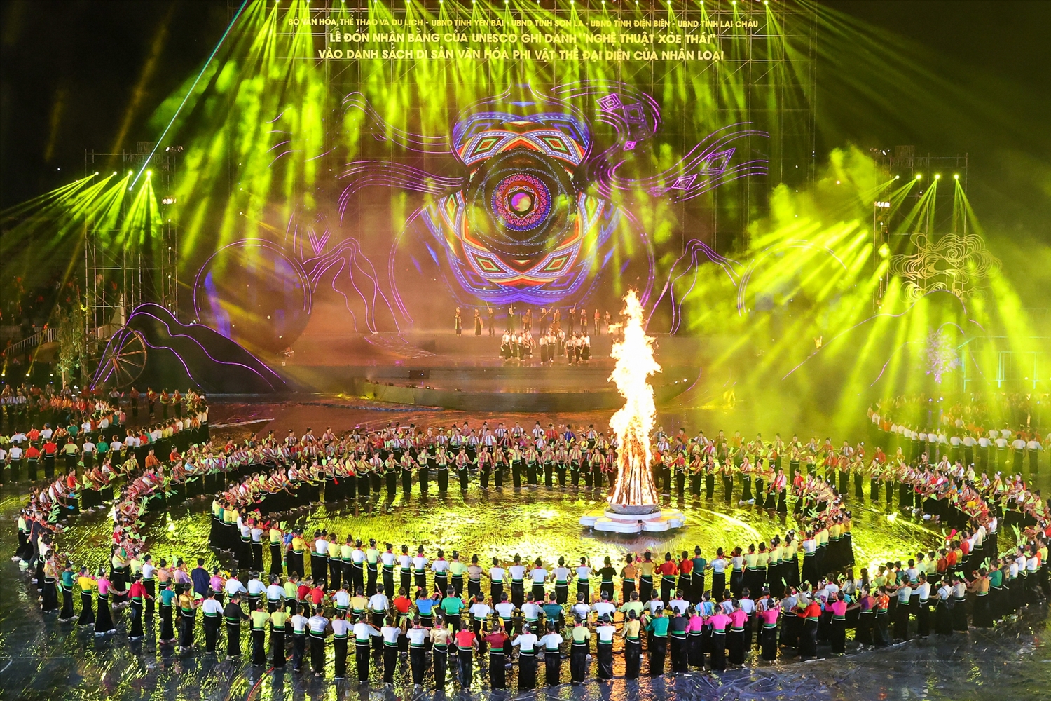 Vòng xòe ngày hội tại Đêm vinh danh nghệ thuật Xòe Thái (thị xã Nghĩa Lộ, Yên Bái) tháng 9/2022