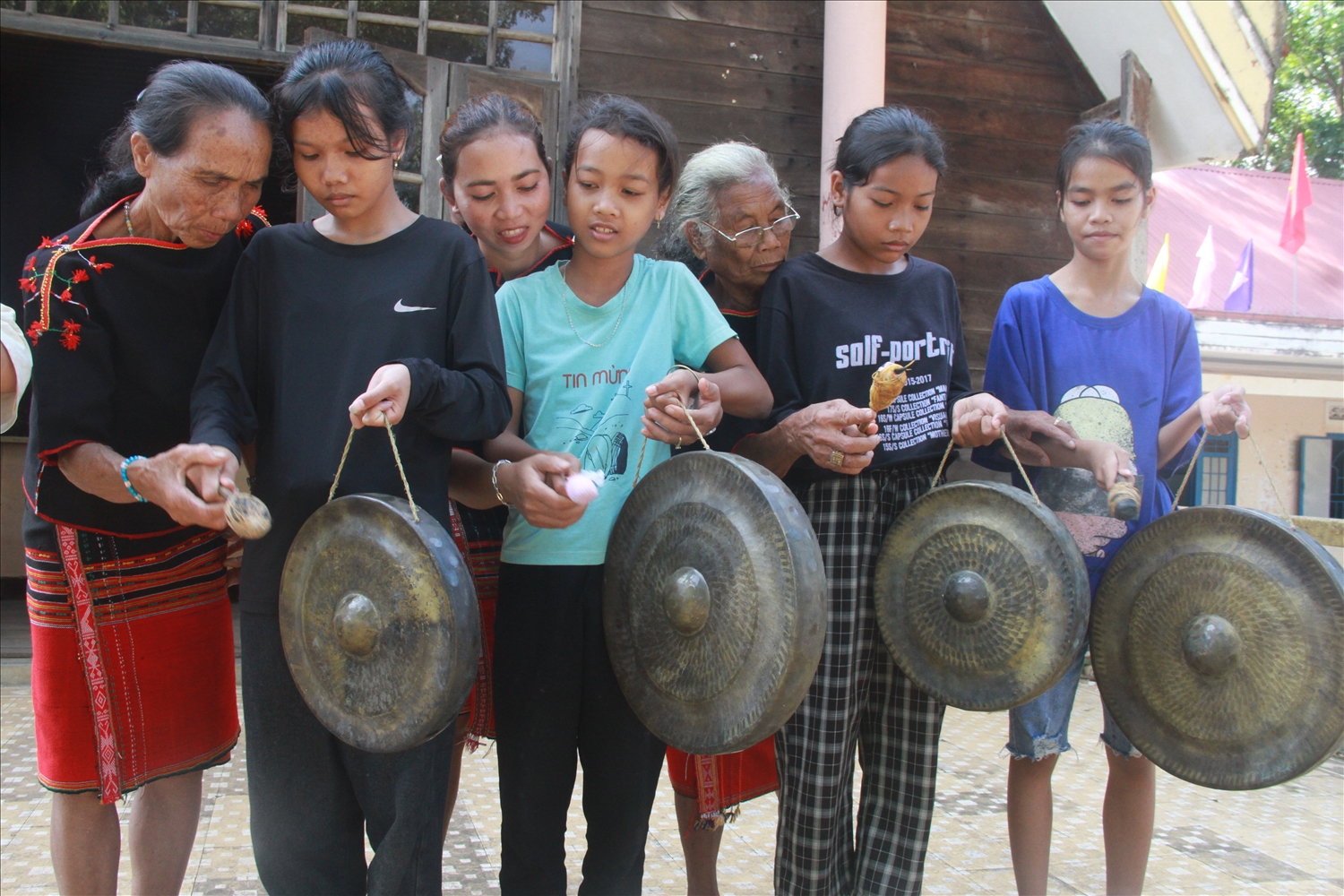 Truyền dạy đánh chồng chiêng cho trẻ gái ở Buôn Trấp, thị trấn Buôn Trấp, huyện Krông Ana