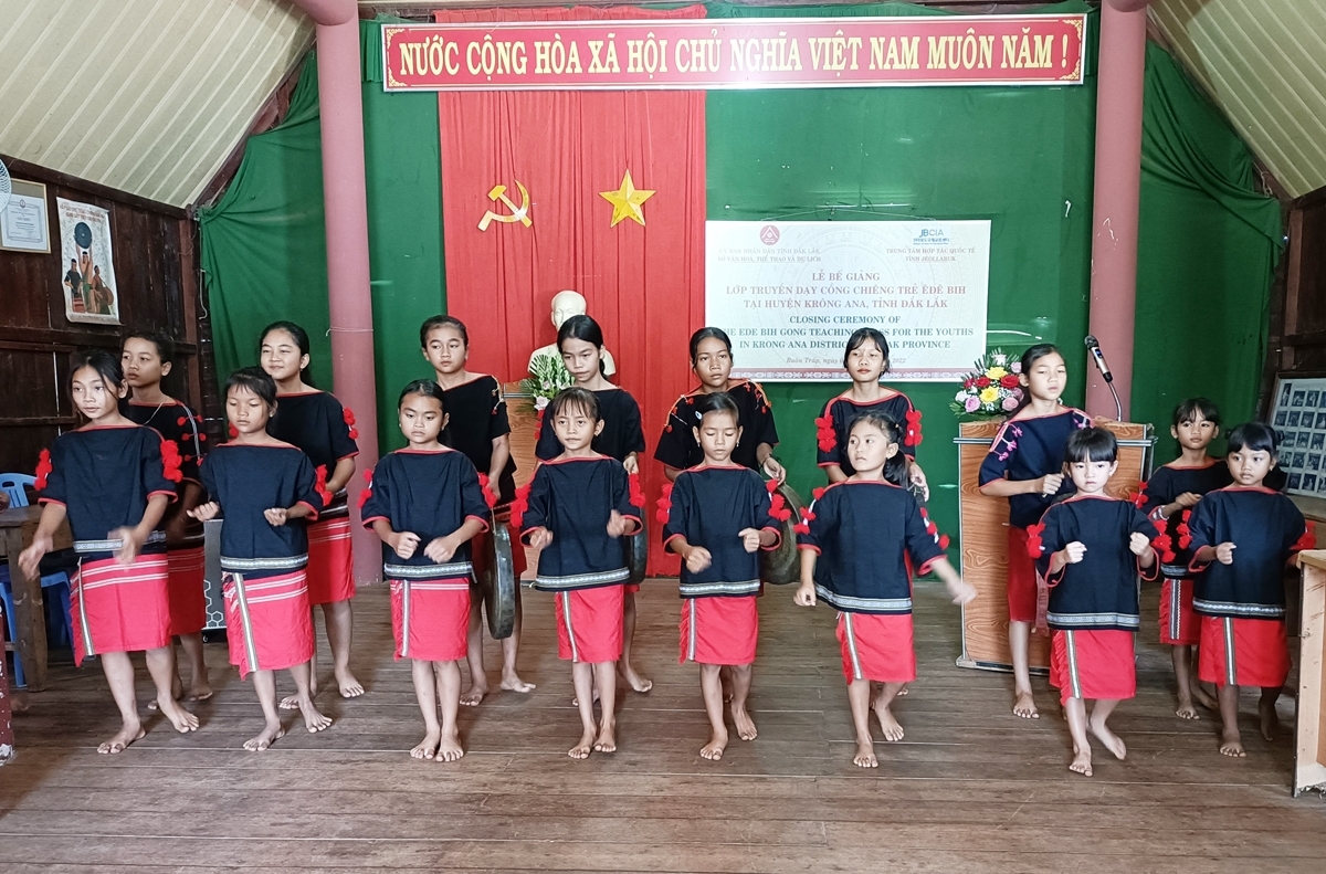 Một lớp truyền dạy cồng chiêng trẻ Ê Đê tại thị trấn Buôn Trấp, huyện Krông Ana