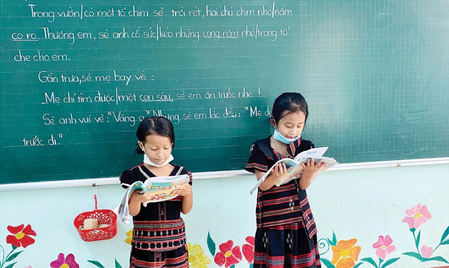 Cùng với xóa đói, giảm nghèo, Việt Nam đã đạt Mục tiêu phát triển Thiên niên kỷ về phổ cập giáo dục tiểu học trước thời hạn 10 năm. (Trong ảnh: Học sinh A Lưới, tỉnh Thừa Thiên – Huế trong giờ học tiếng Việt - Ảnh: Đ.D)