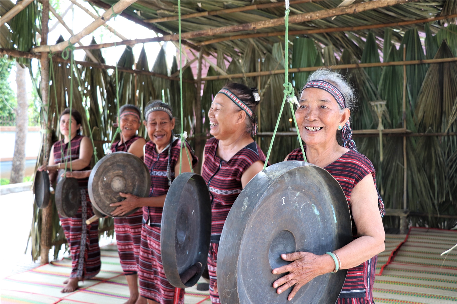 Các nghệ nhân Nhà Văn hóa dân tộc Bàu Chinh đánh cồng chiêng trong Lễ hội Yang Va phục dựng ngày 26/5/2022.