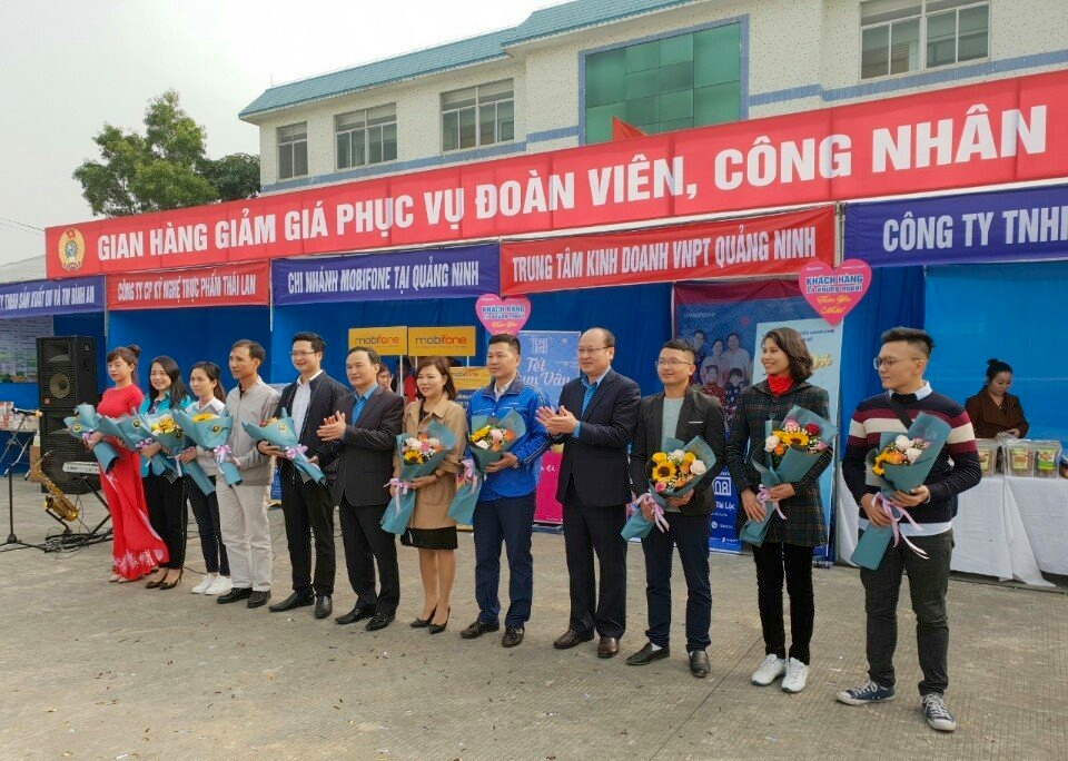 Anh Trần Văn Hoàng (thứ 3 từ phải sang) nhận hoa từ Liên Đoàn Lao động tỉnh Quảng Ninh nhân dịp tham gia Hội chợ ngày Quốc tế lao động 