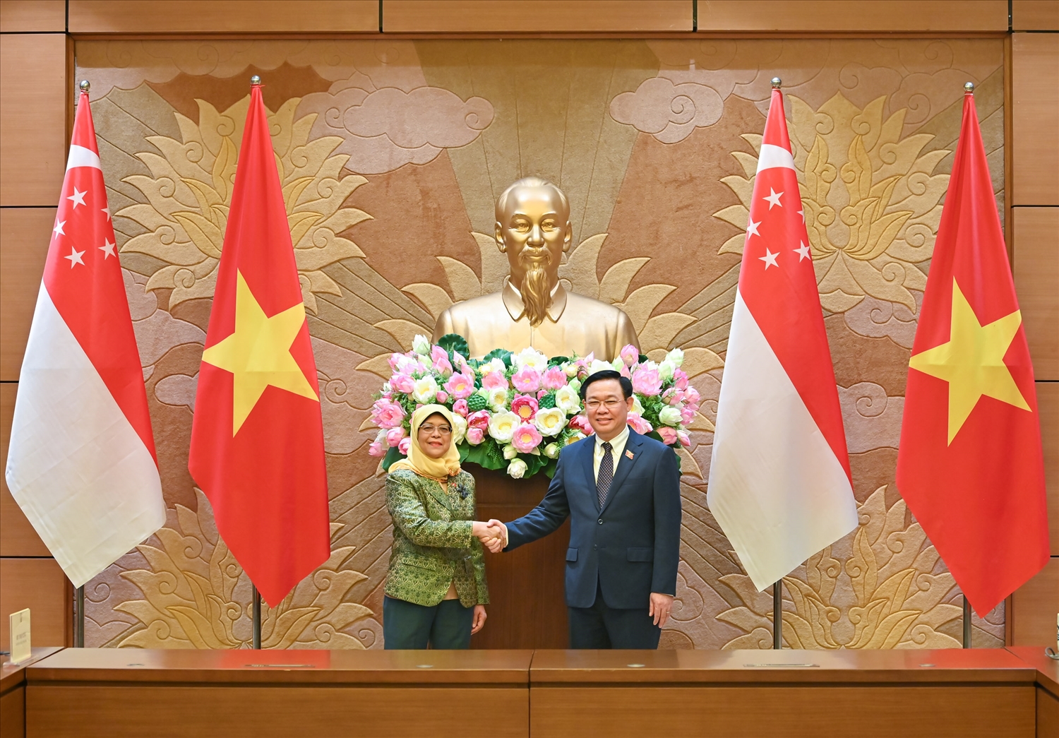 Chủ tịch Quốc hội Vương Đình Huệ và Tổng thống Cộng hòa Singapore Halimah Yacob. Ảnh QH