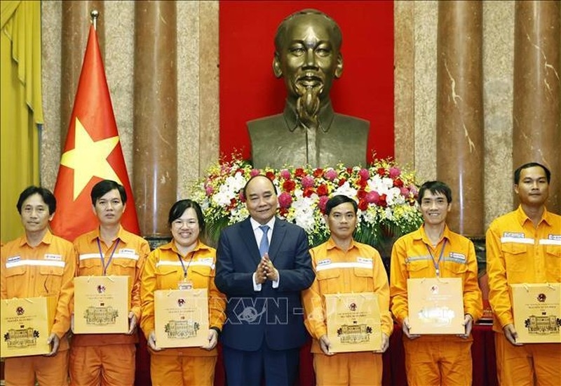 Chủ tịch nước Nguyễn Xuân Phúc tặng quà cho các thợ giỏi (Ảnh: TTXVN)