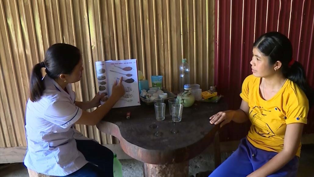 Tăng cường tuyên truyền phòng chống SDD ở bà mẹ, trẻ em. (Trong ảnh: Cán bộ y tế cơ sở tư vấn nuôi dưỡng trẻ nhỏ tại xã vùng cao Sảng Mộc, huyện Võ Nhai, tỉnh Thái Nguyên).