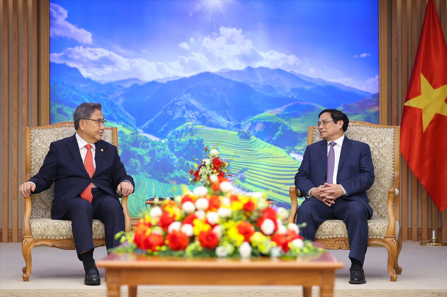 Thủ tướng Phạm Minh Chính vui mừng trước những bước phát triển mạnh mẽ của quan hệ hai nước trong 30 năm qua - Ảnh: VGP/Nhật Bắc