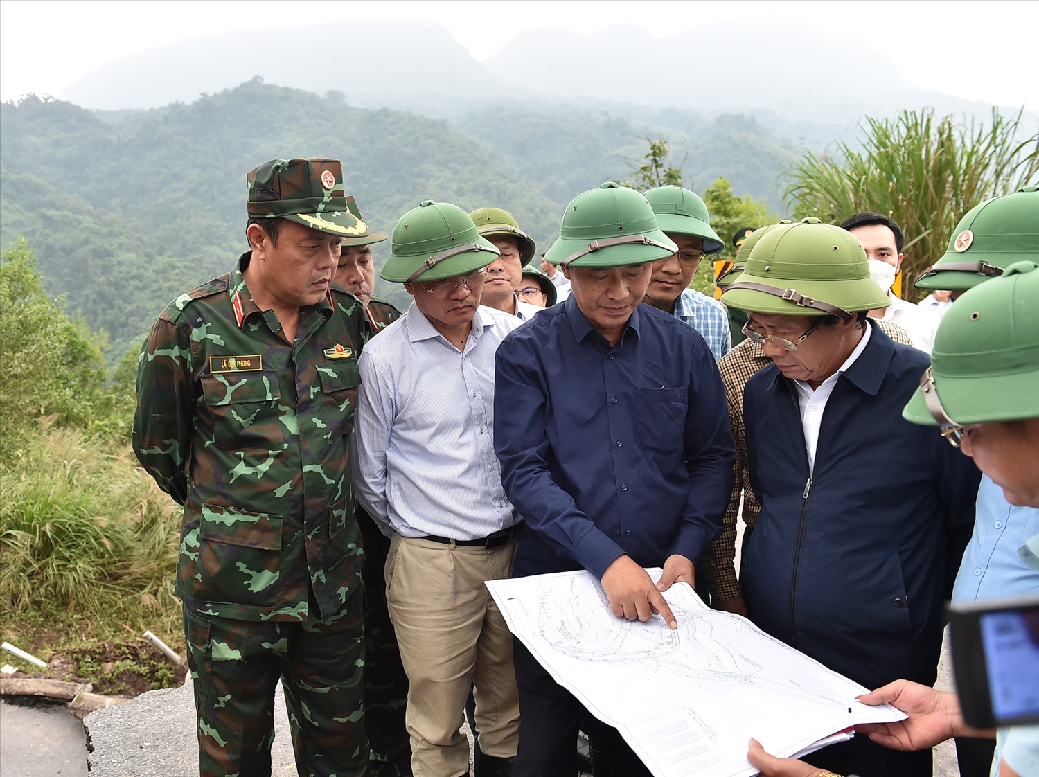 Phó Thủ tướng Lê Văn Thành đã đi kiểm tra công tác khắc phục hậu quả mưa lũ tại tỉnh Quảng Trị. Ảnh VGP/Đức Tuân