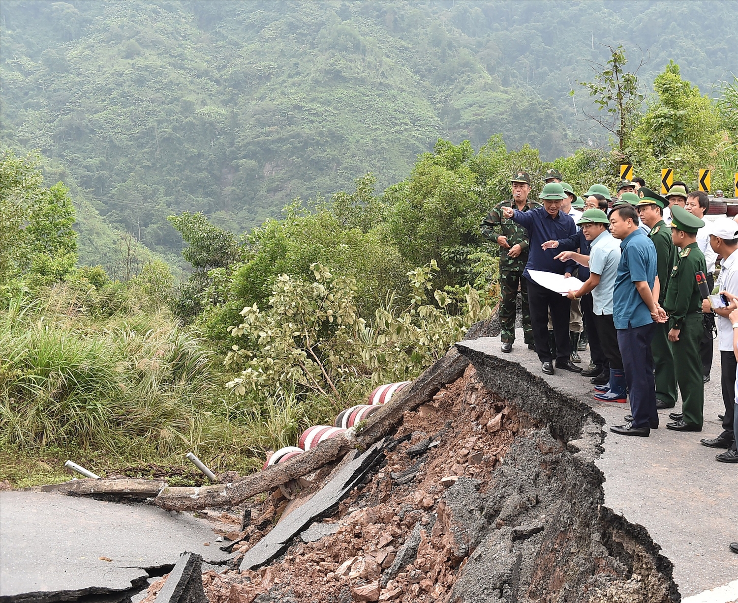 Do ảnh hưởng của bão số 5 và đợt mưa từ ngày 12-16/10, trên địa bàn tỉnh Quảng Trị đã có mưa to đến rất to, làm hư hỏng kết cấu hạ tầng giao thông đường bộ nhiều tuyến đường. Ảnh VGP/Đức Tuân