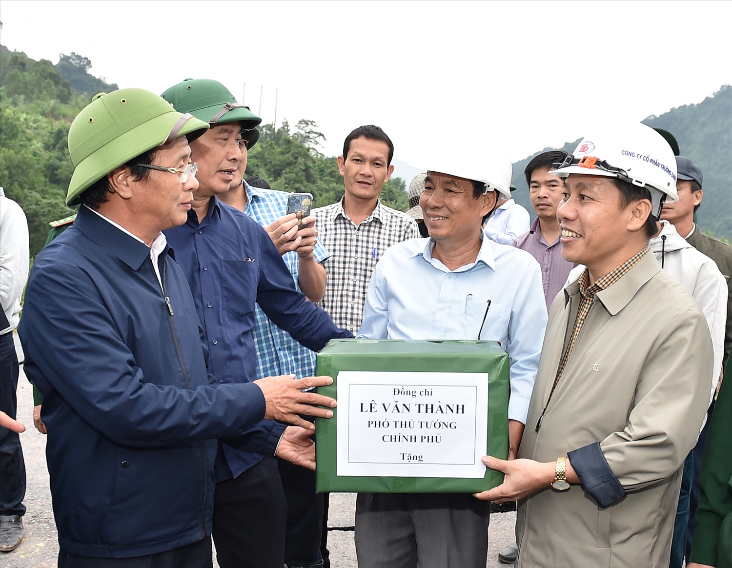 Phó Thủ tướng Lê Văn Thành tặng quà, động viên lực lượng thi công trên công trường. Ảnh VGP/Đức Tuân