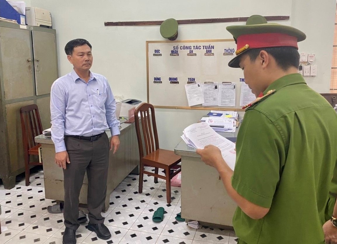 Ông Nguyễn Văn Hồng, Tổng Giám đốc Công ty cổ phần Tín Nghĩa nhận lệnh bắt giam của công an Đồng Nai. (Ảnh: Công an cung cấp)