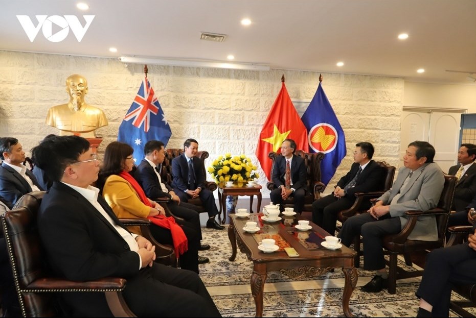 Bộ trưởng Hầu A Lềnh thăm Đại sứ quán Việt Nam tại Australia