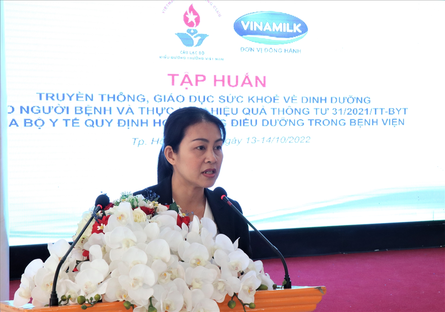 Bà Nguyễn Thị Thanh Nhàn - Trưởng Ban Quản lý Kênh Y tế toàn quốc Vinamilk trình bày tại buổi tập huấn