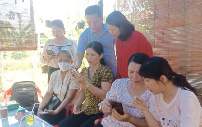 Phụ nữ Quảng Trị được tập huấn cách dùng ứng dụng cài trên Smartphone phục vụ các hoạt động tài chính, sản xuất nông nghiệp, mua bán nông sản... (Ảnh: Kiều Trang)