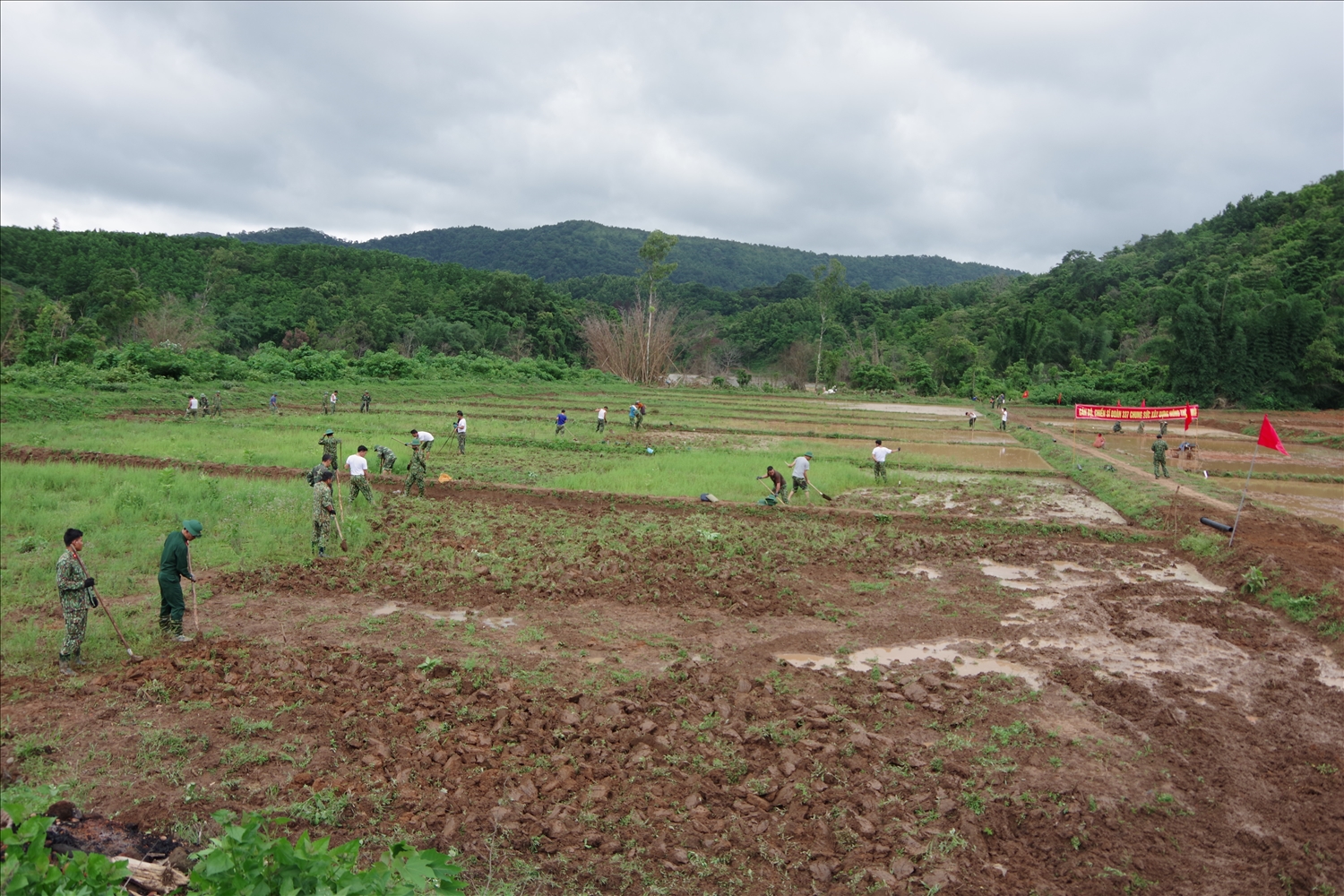 Cán bộ, chiến sĩ Đoàn Kinh tế - Quốc phòng 337 giúp dân xã Hướng Sơn phục hồi diện tích ruộng nước bị vùi lấp do mưa lũ năm 2020
