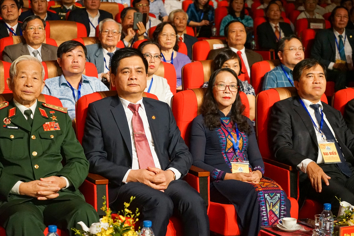 Thứ trưởng, Phó Chủ nhiệm Ủy ban Dân tộc Hoàng Thị Hạnh và các đại biểu tham dự buổi lễ 