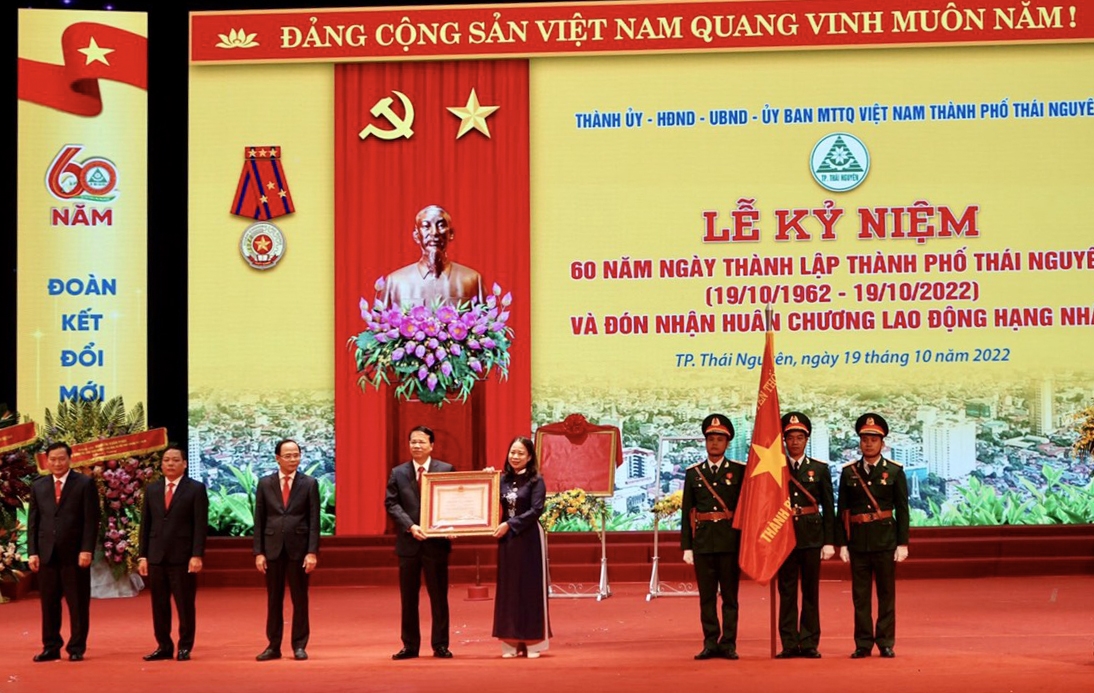 Phó Chủ tịch nước Võ Thị Ánh Xuân trao Huân chương Lao động hàng Nhất cho Đảng bộ, chính quyền và Nhân dân thành phố Thái Nguyên