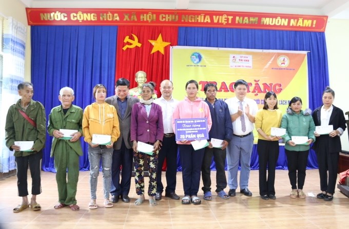 Đoàn tặng quà cho các hộ gia đình chính sách, người có công với Cách mạng tại huyện KonPlông