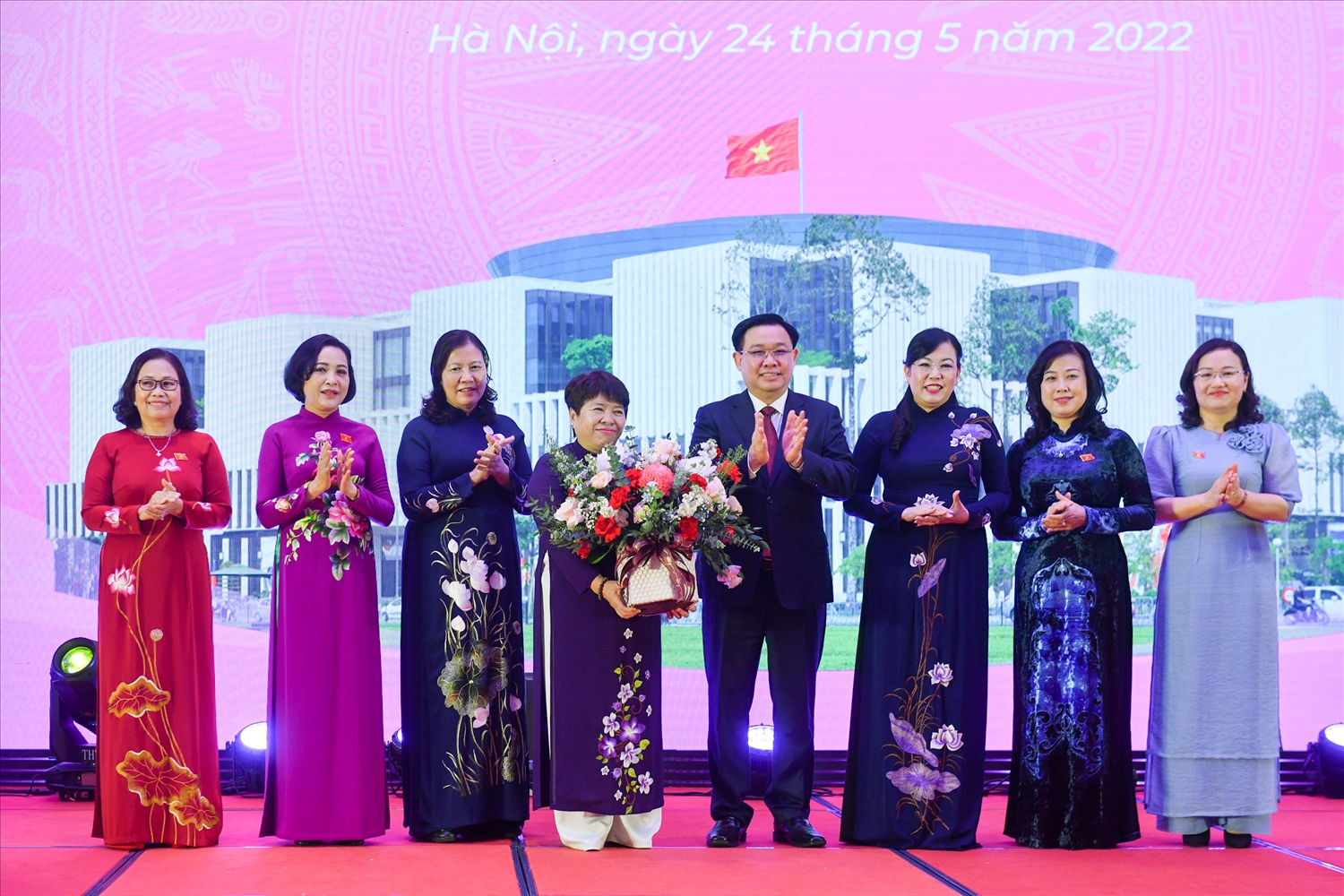 Chủ tịch Quốc hội Vương Đình Huệ tặng hoa Nhóm nữ đại biểu Quốc hội Việt Nam