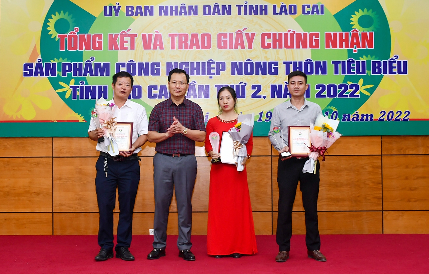 Phó Chủ tịch Thường trực UBND tỉnh Lào Cai Hoàng Quốc Khánh trao chứng nhận và cúp tôn vinh 3 sản phẩm công nghiệp nông thôn tiêu biểu khu vực miền Bắc năm 2022 của Lào Cai.
