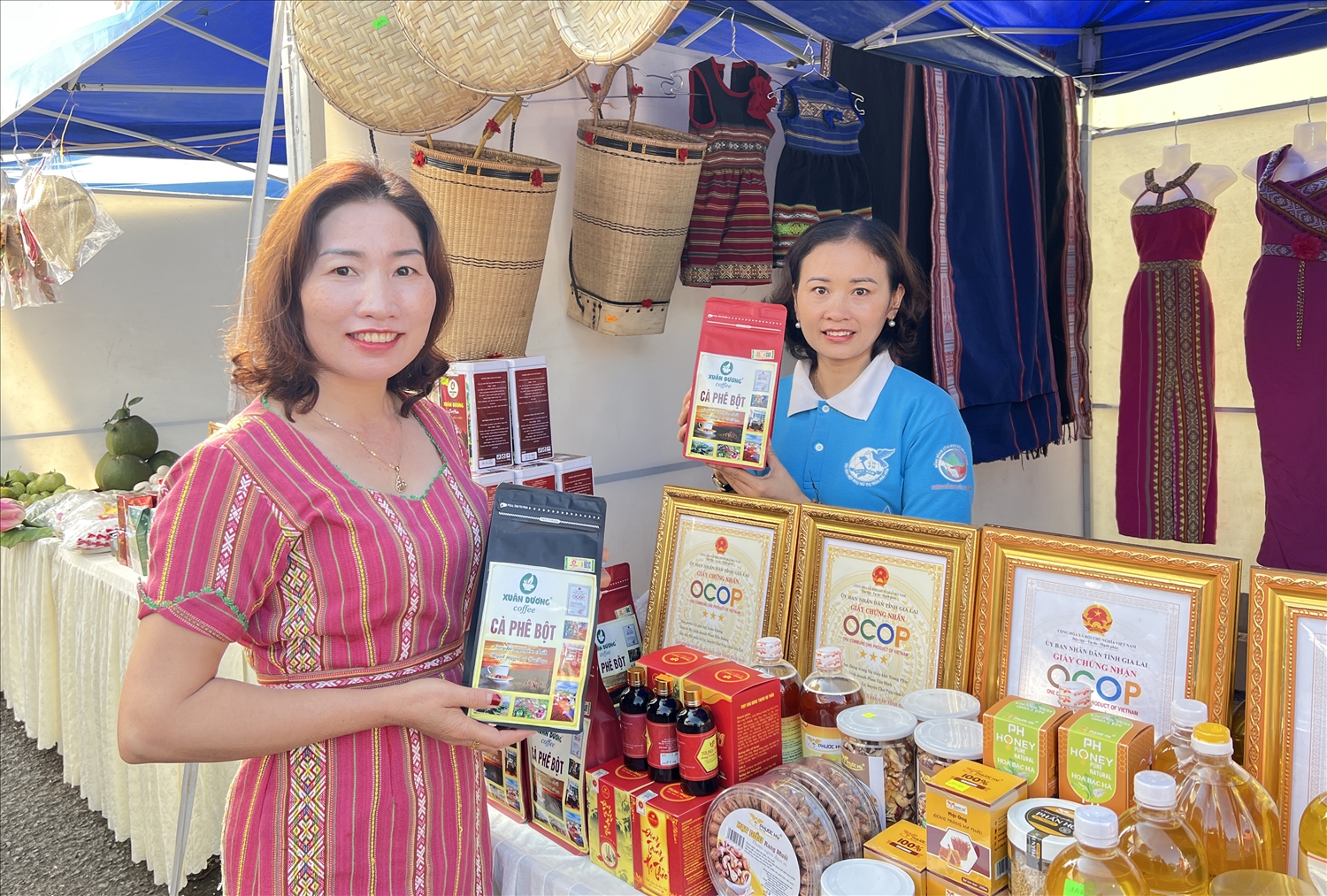 Sản phẩm tham gia trưng bày của Hội LHPN huyện Chư Păh là những sản phẩm đạt chuẩn OCOP cà phê, mật ong
