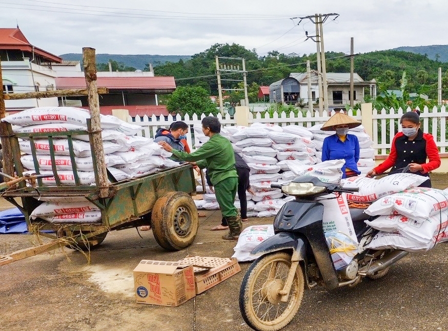 Năm 2021, mô hình nông nghiệp đảm bảo dinh dưỡng tỉnh Thái Nguyên đã được triển khai tại xã Linh Thông, huyện Định Hóa (Trong ảnh: Cung cấp thức ăn nuôi gà cho các hộ dân tham gia Dự án).
