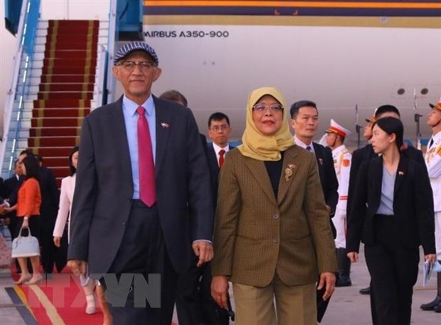 Tổng thống Cộng hòa Singapore Halimah Yacob và Phu quân tại Sân bay Quốc tế Nội Bài, Hà Nội. (Ảnh: Văn Điệp/TTXVN)