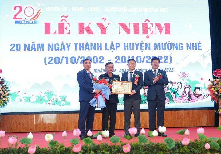 Chủ tịch UBND tỉnh Điện Biên Lê Thành Đô (ngoài cùng bên phải) tặng Bằng khen cho tập thể Đảng bộ, chính quyền và Nhân dân huyện Mường Nhé