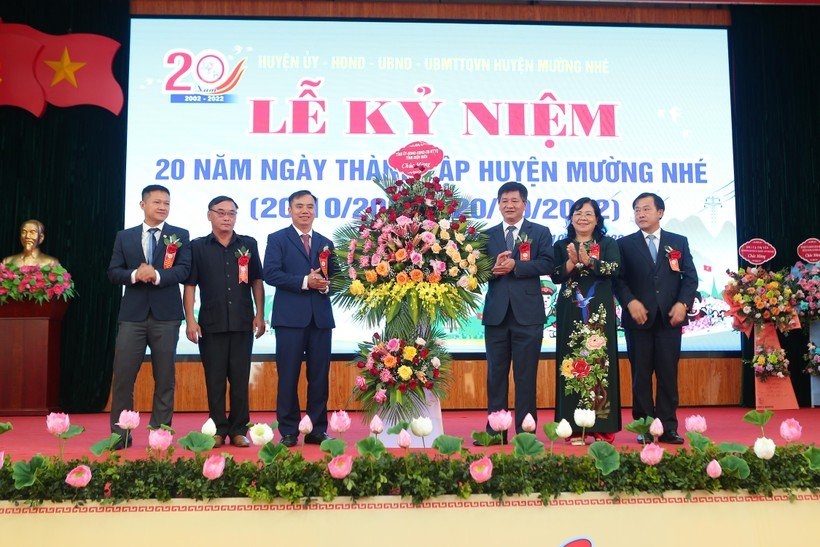 Chủ tịch UBND tỉnh Điện Biên Lê Thành Đô chúc mừng Đảng bộ, chính quyền và Nhân dân huyện Mường Nhé nhân Kỷ niệm 20 năm thành lập