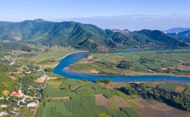Một góc xã Hòa Bắc (huyện Hoà Vang) yên bình, hoang sơ, sông Cu Đê uốn mình thơ mộng
