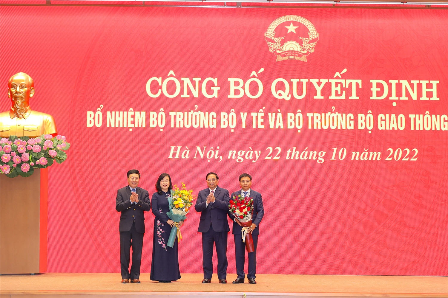 Thủ tướng Phạm Minh Chính và Phó Thủ tướng Thường trực Chính phủ Phạm Bình Minh tặng hoa hai tân Bộ trưởng - Ảnh: VGP/Nhật Bắc