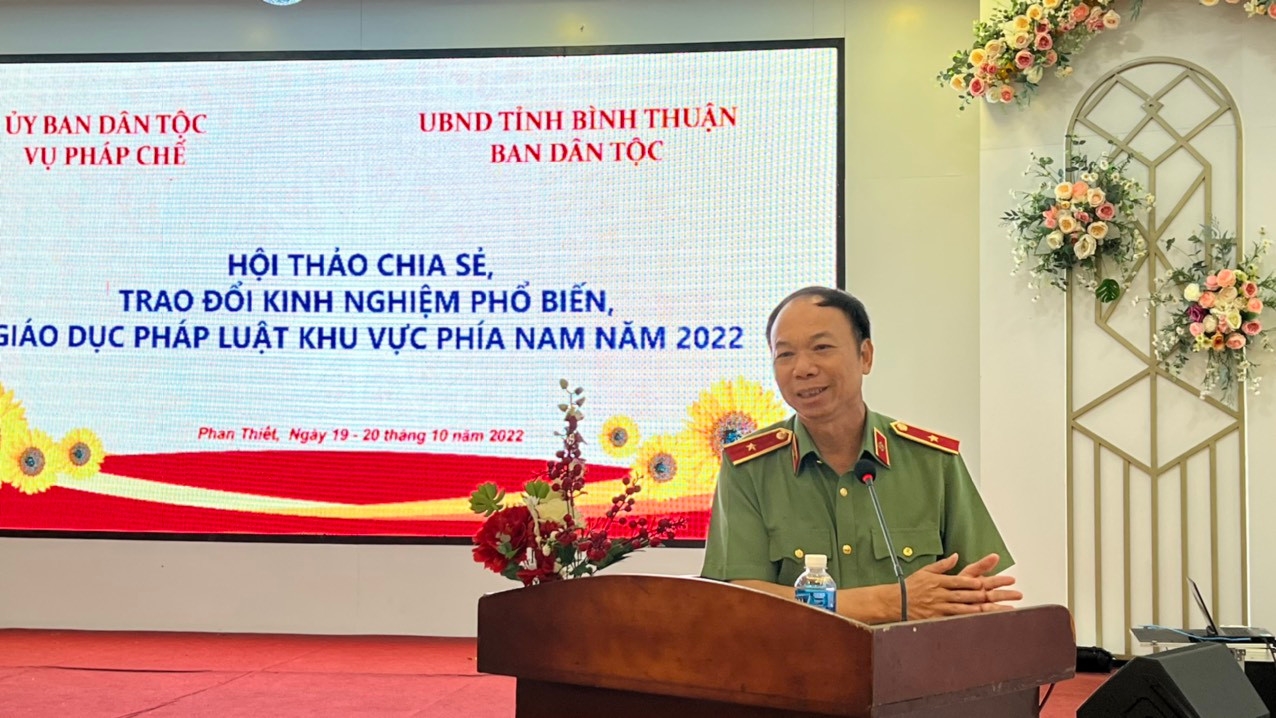 Thiếu tướng Thùng Văn Nghiểm, Phó Cục trưởng Cục an ninh nội địa tham gia phần tham luận.