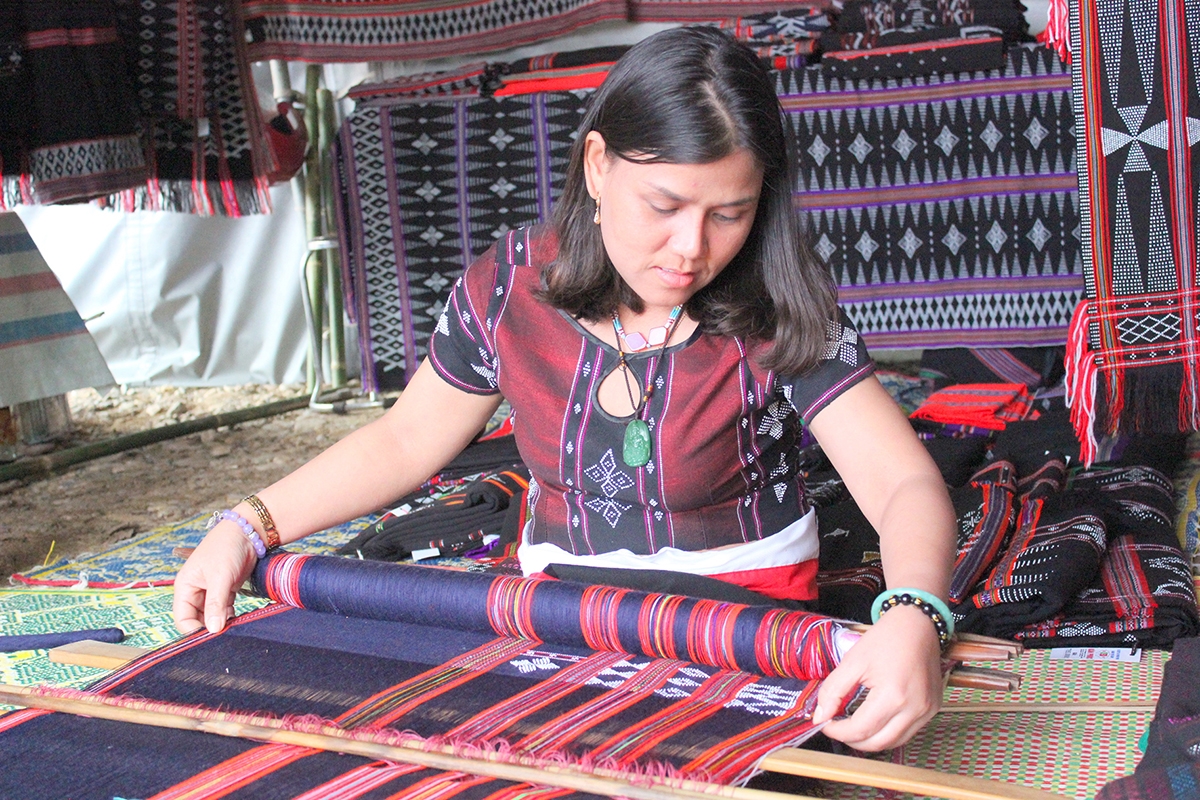 Gìn giữ và phát huy nghề dệt thổ cẩm truyền thống của vùng đồng bào DTTS ở huyện Đakrông. (Ảnh: H.T)