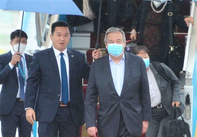 Tổng Thư ký LHQ António Guterres xuống Sân bay quốc tế Nội Bài. (Ảnh: TTXVN)