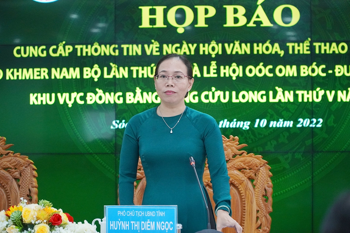 Bà Huỳnh Thị Diễm Ngọc - Phó Chủ tịch UBND tỉnh Sóc Trăng thông tin tại buổi họp báo