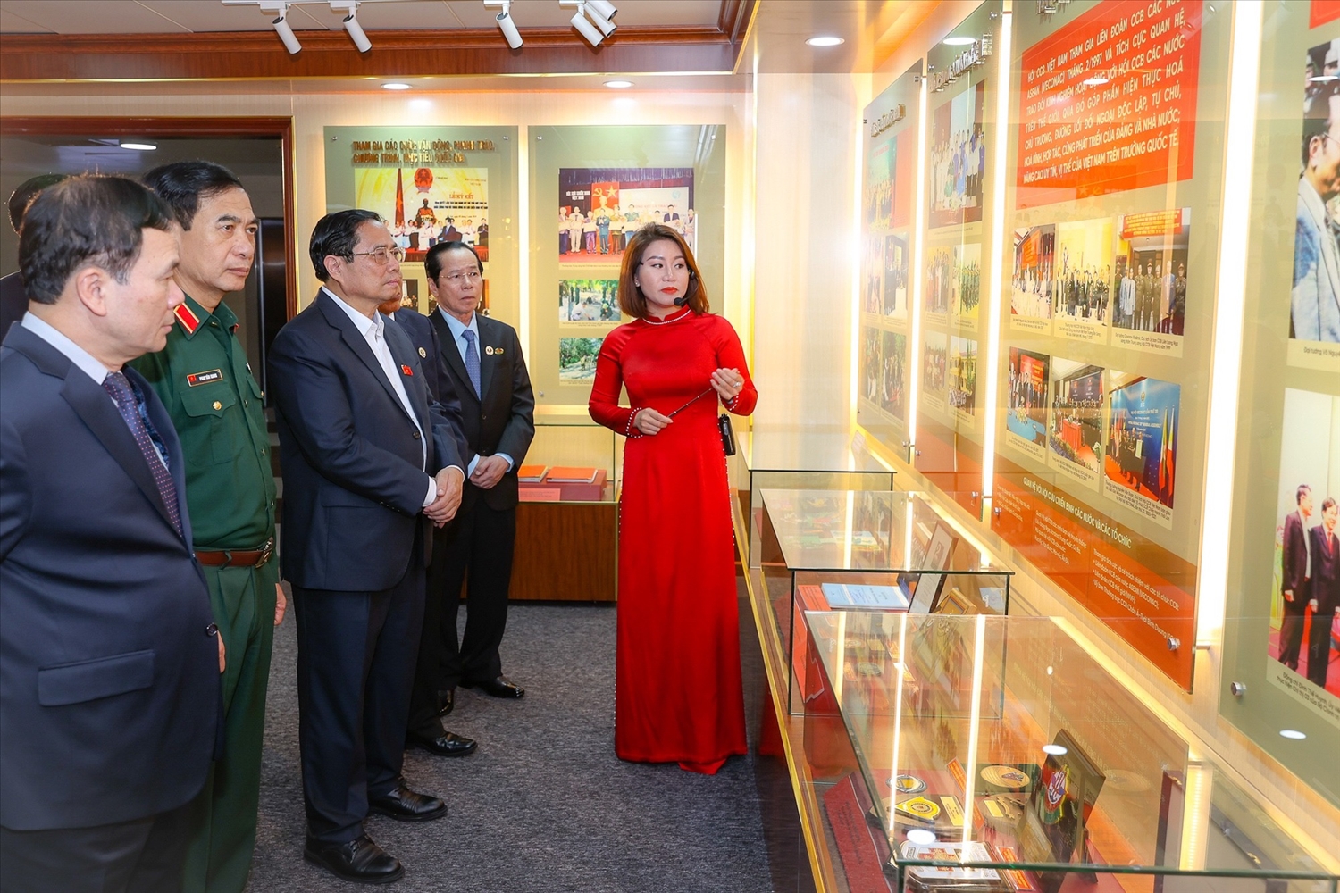 Thủ tướng thăm Phòng Truyền thống Hội CCB Việt Nam - Ảnh: VGP/Nhật Bắc