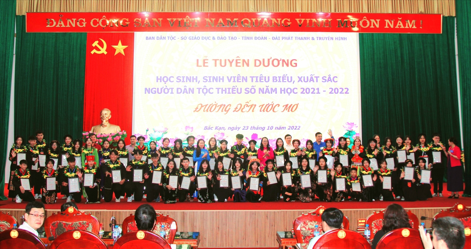 Thứ trưởng, Phó Chủ nhiệm UBDT Hoàng Thị Hạnh cùng Phó Chủ tịch UBND tỉnh Bắc Kạn Đỗ Thị Minh Hoa chụp ảnh lưu niệm các em học sinh sinh viên tại lễ tuyên dương.