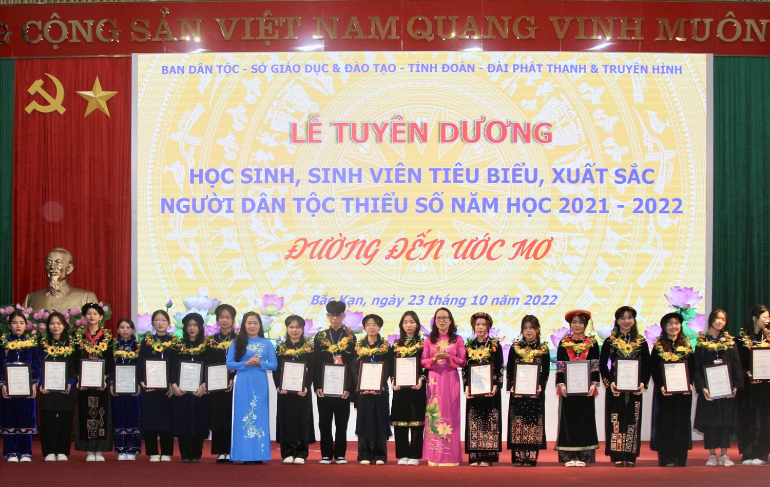 Thứ trưởng, Phó Chủ nhiệm UBDT Hoàng Thị Hạnh cùng Phó Chủ tịch UBND tỉnh Bắc Kạn Đỗ Thị Minh Hoa trao Giấy chứng nhận, hoa cho các em học sinh, sinh viên có thành tích xuất sắc.