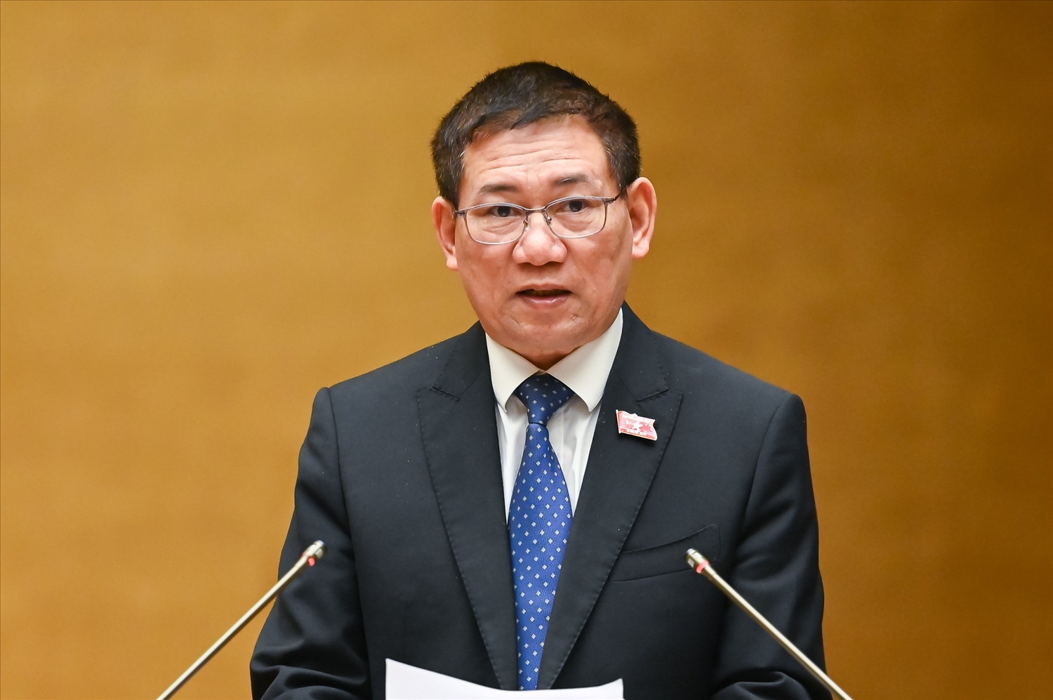 Bộ trưởng Bộ Tài chính Hồ Đức Phớc báo cáo Quốc hội tình hình thực hiện ngân sách nhà nước năm 2022 - Ảnh: Quochoi.vn