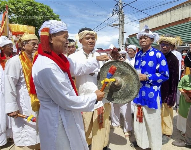 Các vị chức sắc đồng bào Chăm đánh chiêng, bắt đầu nghi thức đi rước y trang tại Lễ hội Katê 2022. Ảnh: Nguyễn Thành – TTXVN