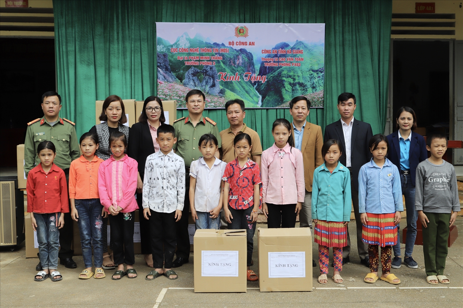 Thừa ủy quyền của Cục Công nghệ thông tin (Bộ Công an) đại diện Phòng PX03 Công an tỉnh Hà Giang đã trao máy tính cho cô và trò Trường Tiểu học Nậm Ban