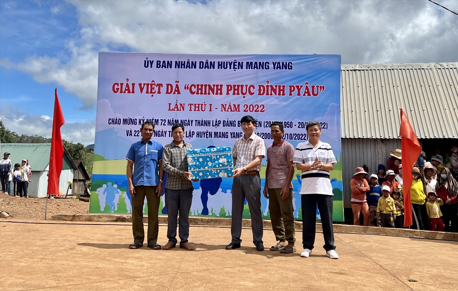 Huyện ủy, UBND huyện Mang Yang cùng một số cá nhân cũng đã có nhiều món quà ý nghĩa gửi tới hệ thống chính trị và người dân làng Pờ Yầu